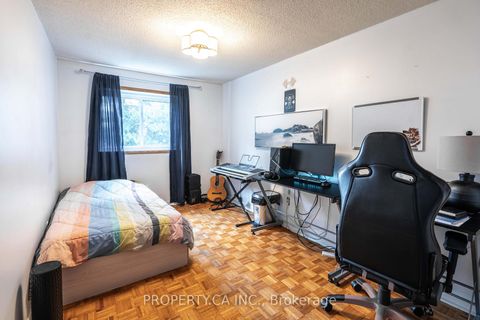 Photo 18 at 23 - 40 Castle Rock Drive, North Richvale, Richmond Hill