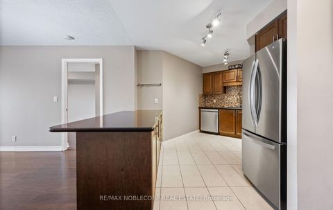 Photo 9 at 928 - 18 Harding Boulevard, Harding, Richmond Hill