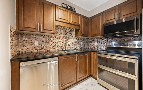 Photo 10 at 928 - 18 Harding Boulevard, Harding, Richmond Hill