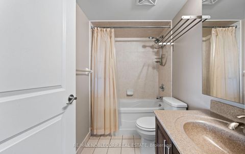 Photo 17 at 928 - 18 Harding Boulevard, Harding, Richmond Hill