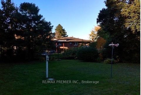 Photo 3 at 6 Wardlaw Crescent, Beaumonde Heights, Toronto