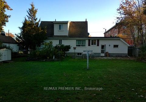 Photo 4 at 6 Wardlaw Crescent, Beaumonde Heights, Toronto