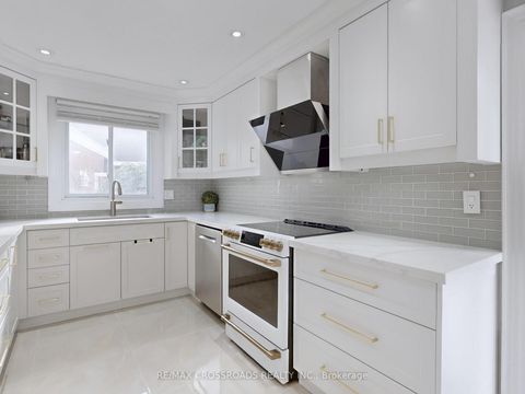 Photo 13 at 49 King Louis Crescent, L'Amoreaux, Toronto