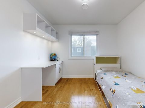 Photo 25 at 49 King Louis Crescent, L'Amoreaux, Toronto