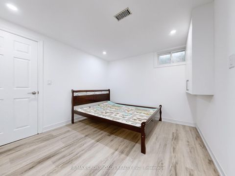 Photo 31 at 49 King Louis Crescent, L'Amoreaux, Toronto