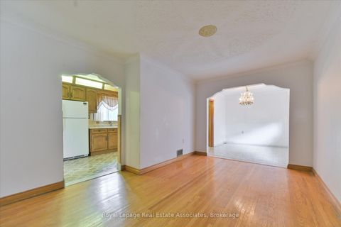 Photo 10 at 135 Jay Street, Maple Leaf, Toronto