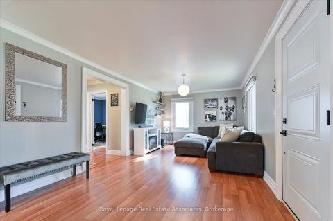 Photo 3 at 97 Hearst Circle, Amesbury, Toronto