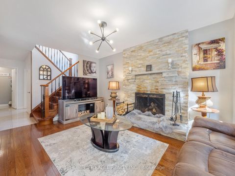 Photo 2 at 30 Moffat Crescent, Aurora Heights, Aurora