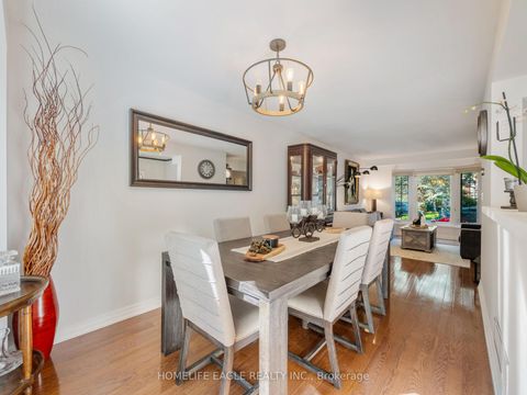 Photo 3 at 30 Moffat Crescent, Aurora Heights, Aurora