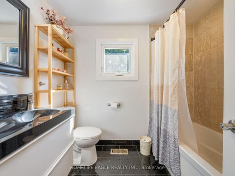 Photo 10 at 30 Moffat Crescent, Aurora Heights, Aurora