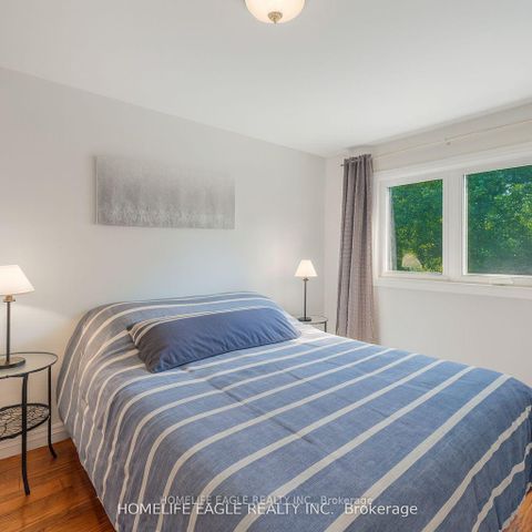 Photo 11 at 30 Moffat Crescent, Aurora Heights, Aurora