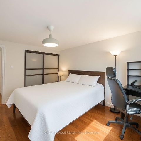 Photo 12 at 30 Moffat Crescent, Aurora Heights, Aurora