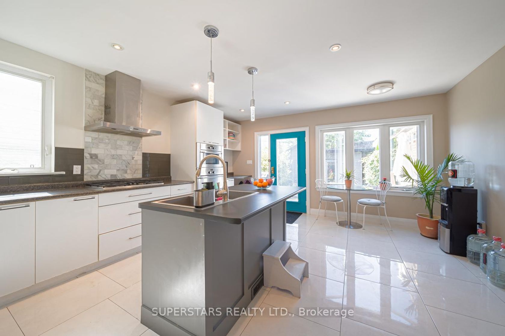 258 Weston Road, Junction Area, Toronto photo number 2