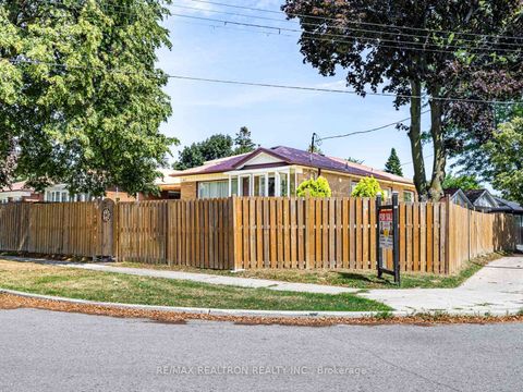 Photo 2 at 25 Chandler Drive, Woburn, Toronto