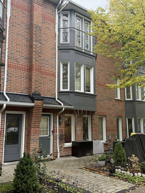 Photo 1 at 32 - 151 Townsgate Drive, Yorkhill, Vaughan