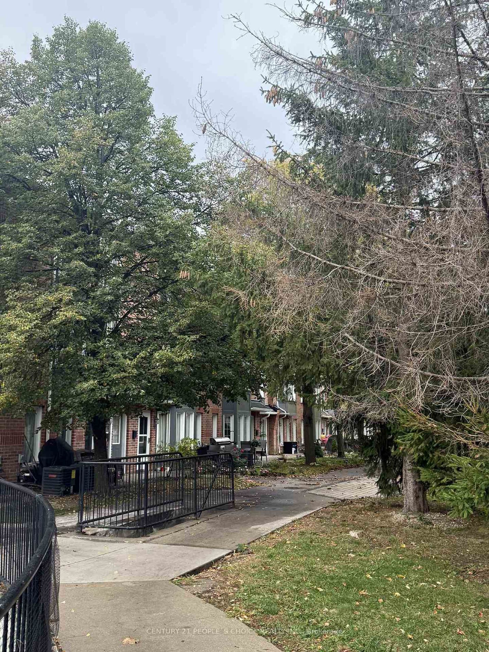 32 - 151 Townsgate Drive, Yorkhill, Vaughan photo number 2