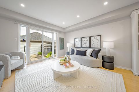 Photo 10 at 195 Equator Crescent, Vellore Village, Vaughan