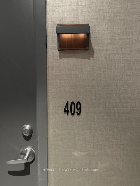 Photo 2 at 409 - 297 Oak Walk Drive, RO River Oaks, Oakville