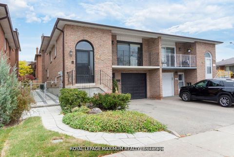 Photo 1 at 44 Flagstick Court, York University Heights, Toronto