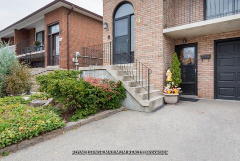 Photo 2 at 44 Flagstick Court, York University Heights, Toronto