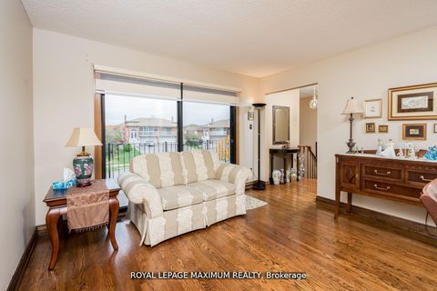 Photo 5 at 44 Flagstick Court, York University Heights, Toronto