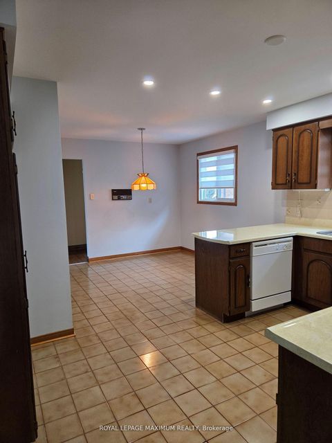 Photo 9 at 44 Flagstick Court, York University Heights, Toronto