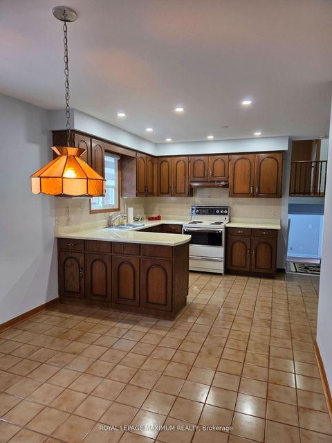 Photo 10 at 44 Flagstick Court, York University Heights, Toronto