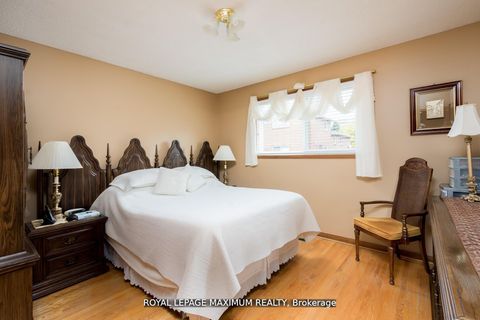 Photo 11 at 44 Flagstick Court, York University Heights, Toronto