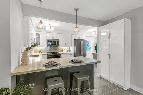 Photo 8 at 25 Castle Rock Drive, North Richvale, Richmond Hill