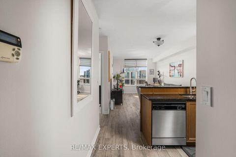 Photo 4 at 515 - 9225 Jane Street, Maple, Vaughan