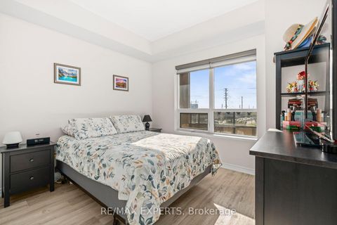 Photo 15 at 515 - 9225 Jane Street, Maple, Vaughan