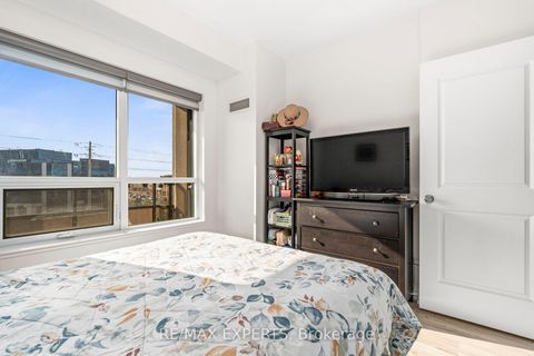 Photo 16 at 515 - 9225 Jane Street, Maple, Vaughan