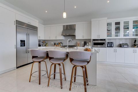 Photo 11 at 9 Backhouse Drive, Rural Richmond Hill, Richmond Hill