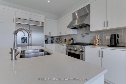 Photo 12 at 9 Backhouse Drive, Rural Richmond Hill, Richmond Hill