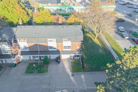 Photo 3 at 68 - 102 Trailridge Crescent, Morningside, Toronto
