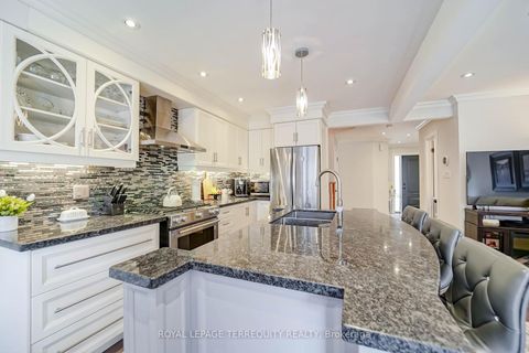 Photo 10 at 9 Stonebriar Drive, Maple, Vaughan