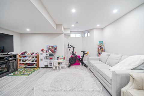 Photo 38 at 9 Stonebriar Drive, Maple, Vaughan