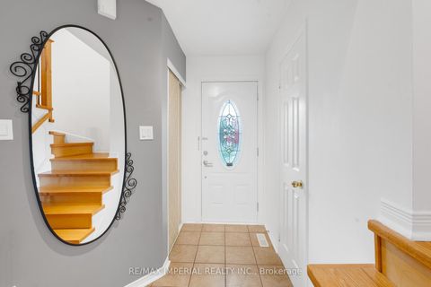 Photo 5 at 99 Islay Crescent, Maple, Vaughan