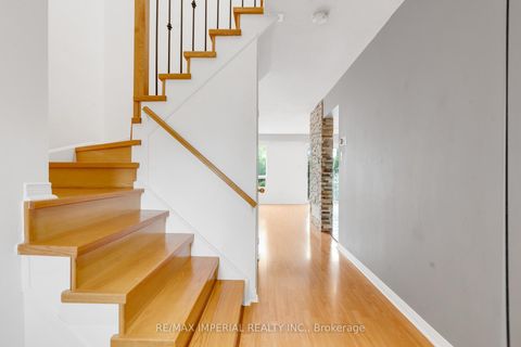 Photo 6 at 99 Islay Crescent, Maple, Vaughan