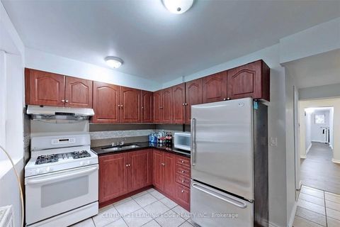 Photo 23 at 233 BORDEN Street, University, Toronto