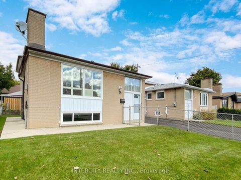 Photo 4 at 26 Donnalyn Drive, Newtonbrook West, Toronto