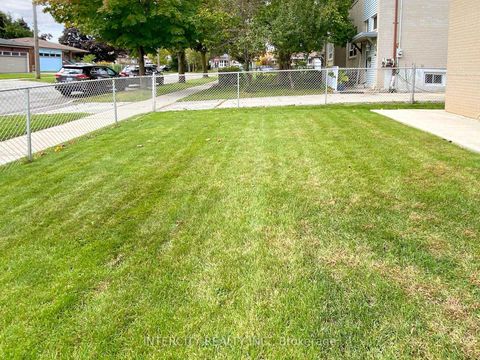 Photo 7 at 26 Donnalyn Drive, Newtonbrook West, Toronto