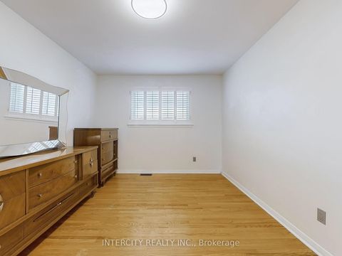 Photo 23 at 26 Donnalyn Drive, Newtonbrook West, Toronto