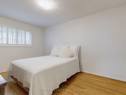 Photo 33 at 26 Donnalyn Drive, Newtonbrook West, Toronto
