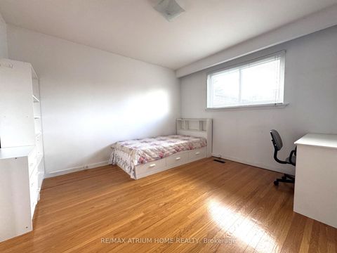 Photo 13 at 9 Crossen Drive, Newtonbrook West, Toronto