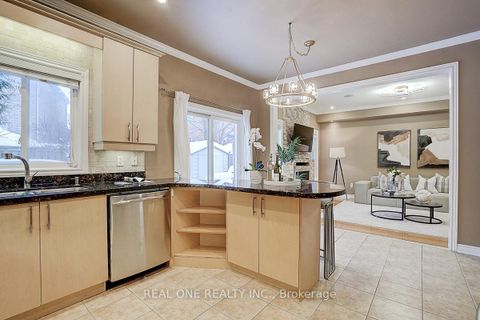 Photo 17 at 94 Barnwood Drive, Oak Ridges Lake Wilcox, Richmond Hill