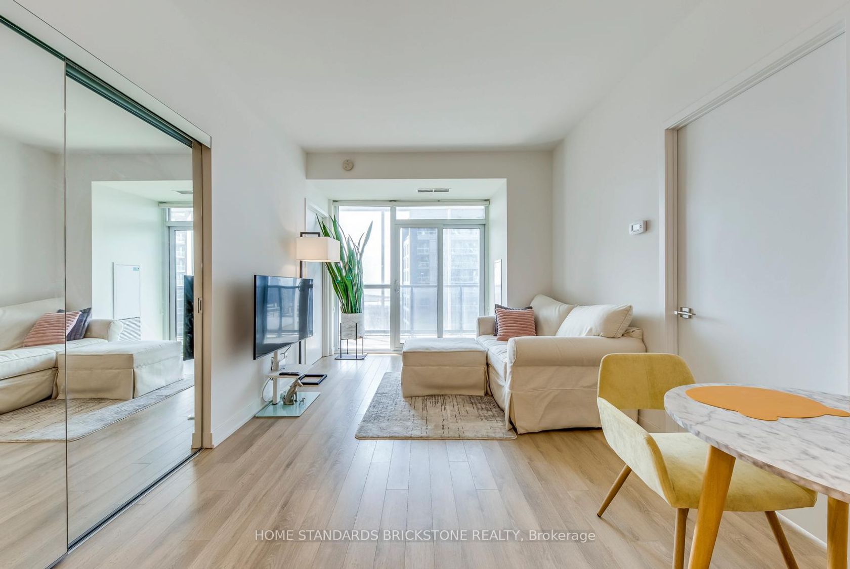 2212 - 50 Ordnance Street, Niagara, Toronto by Loree Meneguzzi Real Estate 2212 - 50 Ordnance Street, Niagara, Toronto