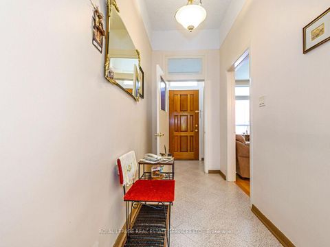 Photo 5 at 94 Montrose Avenue, Bellwoods, Toronto