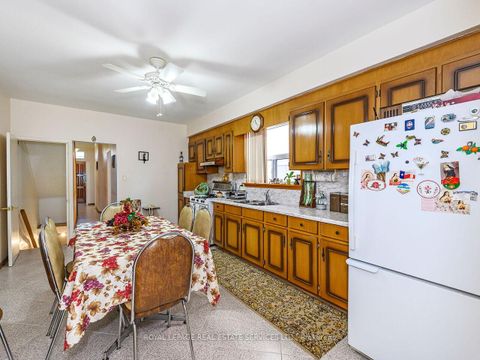 Photo 11 at 94 Montrose Avenue, Bellwoods, Toronto