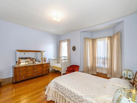 Photo 16 at 94 Montrose Avenue, Bellwoods, Toronto